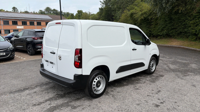 Vauxhall Combo Cargo Combo Diesel 1.5 Turbo D 100ps Prime Plus H1 Van - Image 10
